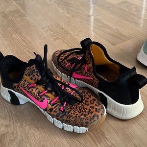 Nike free metcon 3 womens 7.5 never worn outside only on camera. So comfy